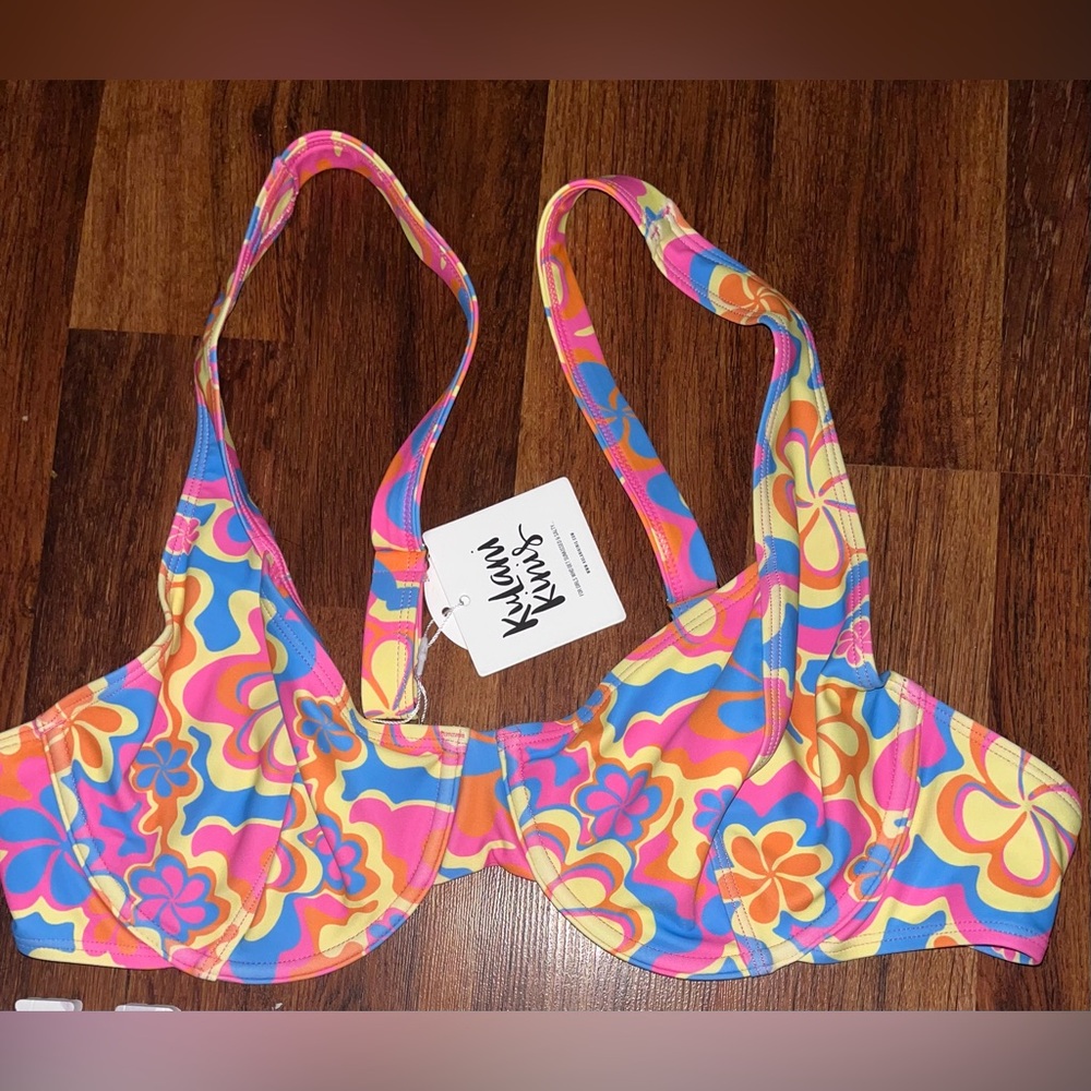 Never been worn bikini top with underwire!!!!